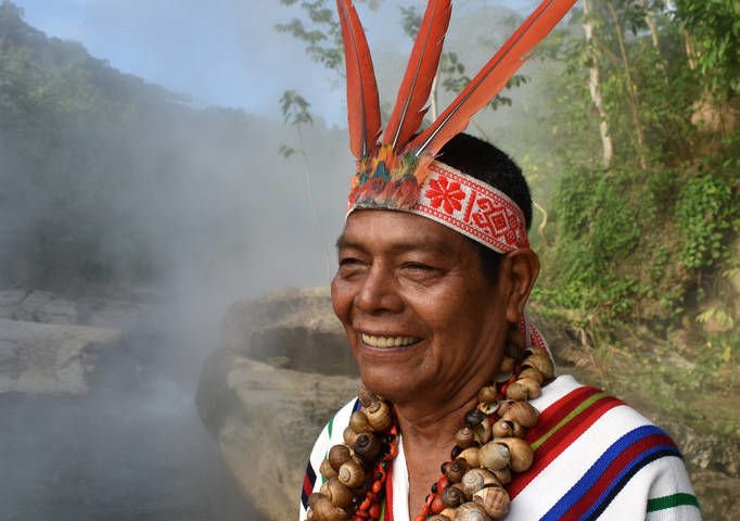 Juan Flores ist ein Ashankinka-Schamane oder "Sheripiari". Er ist ein bekannter spiritueller Heiler, der Extrakte aus wilden Heilpflanzen mit Wasser aus dem "kochenden Fluss" in Mayantuyacu in Peru mischt.
|
Foto: ORF/BBC/Mark Flowers. Amazonas - Fluss ohne Grenzen