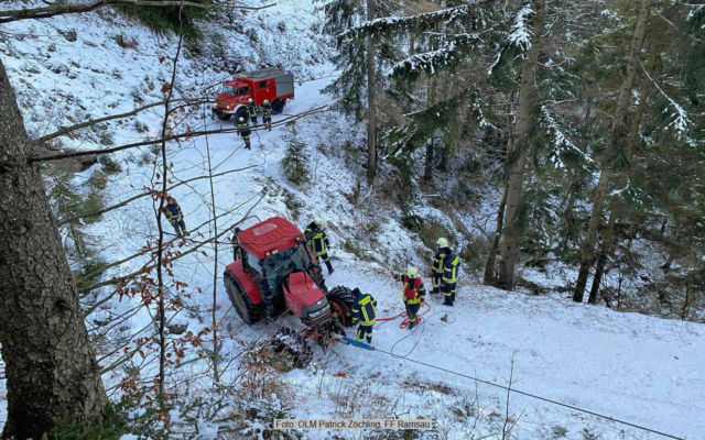 Nach ca 5 Stunden war auch der Traktor geborgen | Foto: OLM Patrick Zöchling, FF Ramsau / Quelle: <a href="http://www.bfkdo-lilienfeld.at/" target="_blank" rel="noopener">BFKDO Lilienfeld</a> Fahrzeugbergung Ramsau 12 01 2021