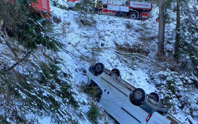 Auch für die FF keine alltägliche Situation | Foto: OLM Patrick Zöchling, FF Ramsau / Quelle: <a href="http://www.bfkdo-lilienfeld.at/" target="_blank" rel="noopener">BFKDO Lilienfeld</a> Fahrzeugbergung Ramsau 12 01 2021