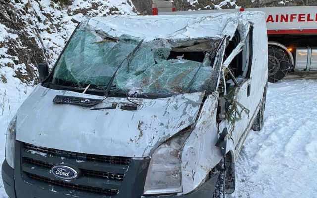 Ca. 3 Stunden dauerte die Bergung des Klein-LKW | Foto: OLM Patrick Zöchling, FF Ramsau / Quelle: <a href="http://www.bfkdo-lilienfeld.at/" target="_blank" rel="noopener">BFKDO Lilienfeld</a> Fahrzeugbergung Ramsau 12 01 2021