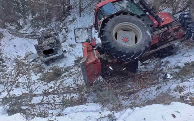 Auch für die FF keine alltägliche Situation | Foto: OLM Patrick Zöchling, FF Ramsau / Quelle: <a href="http://www.bfkdo-lilienfeld.at/" target="_blank" rel="noopener">BFKDO Lilienfeld</a> Fahrzeugbergung Ramsau 12 01 2021