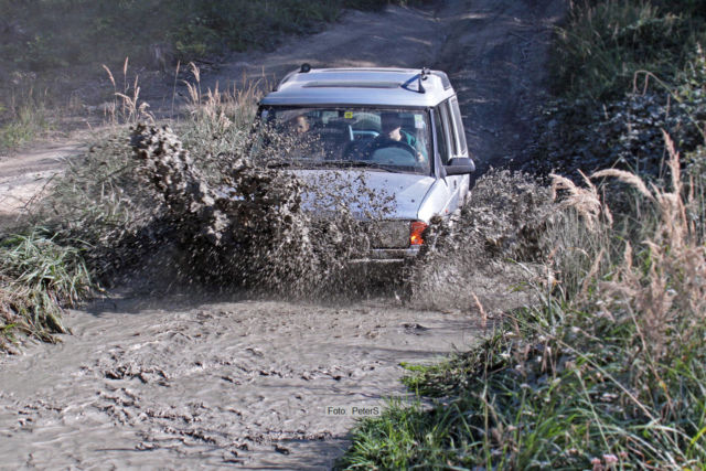 Manche echte Fahrzeuge fühlen sich hier erst wohl | Foto: PeterS Auto und Hochwasser