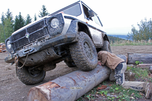 Eine typische Offroad Inspektion ersetzt keine Fachwerkstatt | Foto: PeterS Auto und Hochwasser
