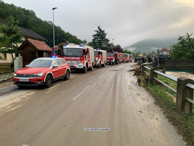 Montag, 19.07.2021 04:30: 7 Wehren aus dem Bezirk Lilienfeld stellen den Zug "KHD 6/11" zusammen und rücken nach Melk ab | Foto: <a href="http://www.bfkdo-lilienfeld.at/" target="_blank" rel="noopener">BFKDO Lilienfeld</a> Unwetter Einsätze KHD Lilienfeld in Melk Juli 2021