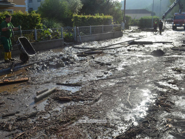Straßen reinigen | Foto: <a href="http://www.bfkdo-lilienfeld.at/" target="_blank" rel="noopener">BFKDO Lilienfeld</a> Unwetter Einsätze KHD Lilienfeld in Melk Juli 2021
