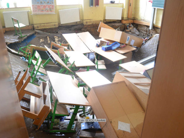 Ein Klassenzimmer der Volkschule Aggsbach-Dorf versank in den Keller | Foto: <a href="http://www.bfkdo-lilienfeld.at/" target="_blank" rel="noopener">BFKDO Lilienfeld</a> Unwetter Einsätze KHD Lilienfeld in Melk Juli 2021