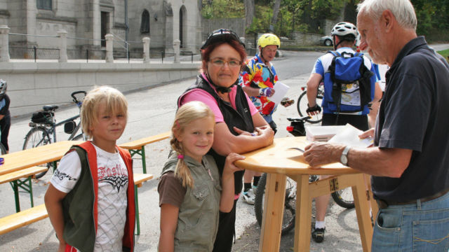 Ob die Besucher der RadlRekordTage aus 2011 auch zum 1. Rad-Genuss-Tag am 7.5.2022 wieder kommen? Am Kirchenplatz in Weissenbach ist sicher wieder was los! | © Triestingtaler Heimat und Regionalmuseum Weissenbach, Foto: PeterS Rad-Genuss-Tag