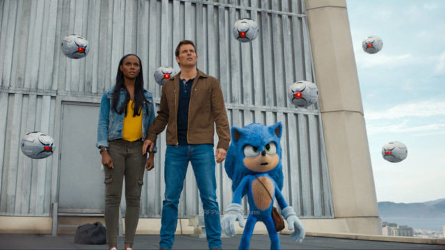 Maddie und Tom Wachowski stehen Sonic bei. 
Im Bild: Tika Sumpter (Maddie Wachowski), James Marsden (Tom Wachowski), Sonic. |  Foto: ORF/Paramount Pictures. Sonic the Hedgehog