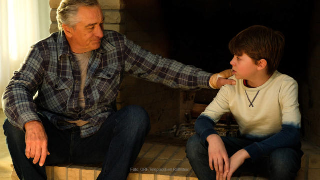 Die Kriegsparteien nähern sich an: Robert De Niro (Opa Ed) und  Oakes Fegley (Enkel Peter) |   Foto: ORF/Telepool/Ben Rothstein. Immer Ärger mit Grandpa