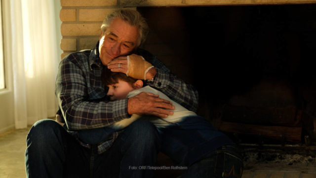 Die Friedensverhandlungen zwischen Opa und Enkel scheinen erfolgreich gewesen zu sein; Oakes Fegley (Enkel Peter), Robert De Niro (Opa Ed)  |   Foto: ORF/Telepool/Ben Rothstein. Immer Ärger mit Grandpa