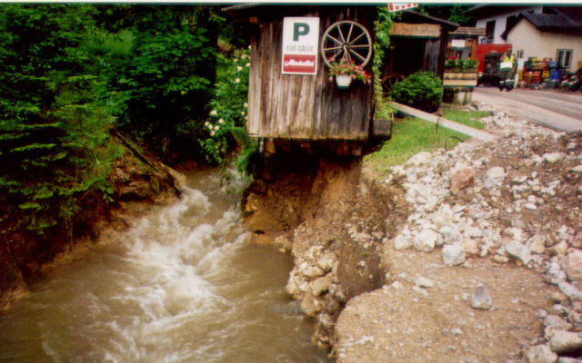 Hochwasser Furth 2002 - Kegelbahn beim GH Auerhahn | Foto: PeterS Hochwasser Furth 2002