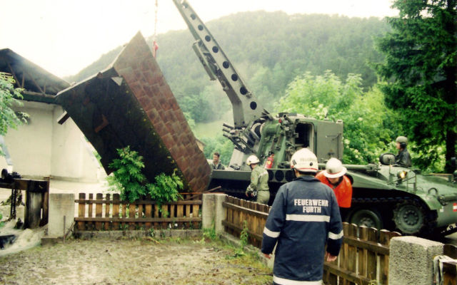 Der entscheidende Moment: Der Bergepanzer entfernt die Wehranlage - gleich darauf sinkt der Pegel merklich ab! | Foto: PeterS Hochwasser Furth 2002
