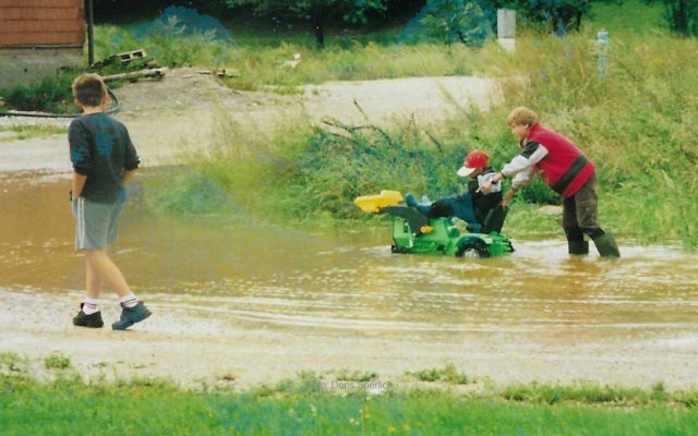 In der Au-Siedlung kehrt nach dem Hochwasser wieder der Alltag ein ... | Foto: Doris Sperlich Hochwasser Furth 2002