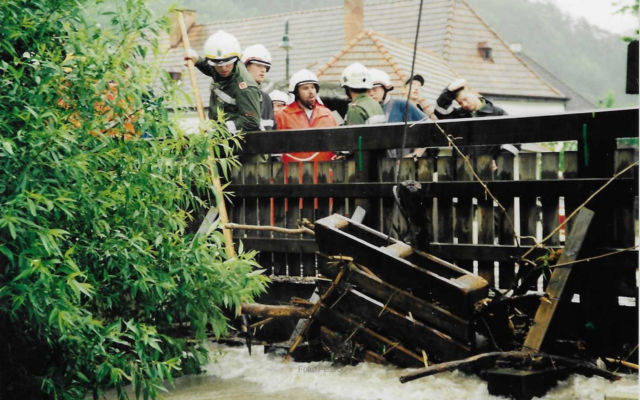 Kampf an und um die Zufahrt zur Siedlung in der Au | Foto: PeterS Hochwasser Furth 2002