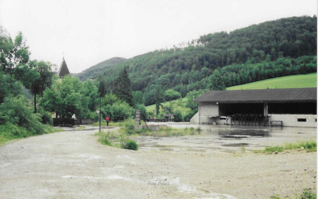 Das ehem. Reischer-Sägewerk im Juni 2002 - Hier stehen heute (2023) sehr viele Häuser | Foto: PeterS Hochwasser Furth 2002