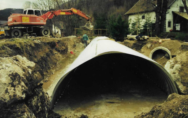 Furth 2003: Bau der neuen Durchlässe, welche mehr Wasser ungehindert passieren lassen soll. Rechts der alte Querschnitt. | Foto: PeterS Nach dem Hochwasser Furth 2002