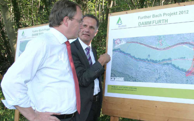 Experten und Politiker bei der Vorstellung im Jahr 2012 der beiden Dämme in Furth: Dipl.Ing. Heinrich Grünwald und LR Dr. Stephan Pernkopf | Foto: PeterS Infotafeln Hochwasser Schutzbauten Furth