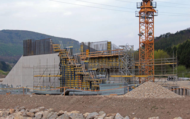 Das Auslaufbauwerk des Rückhaltebeckens Fahrafeld - Pottenstein im Mai 2021 | Foto: PeterS Rückhaltebecken Fahrafeld-Pottenstein
