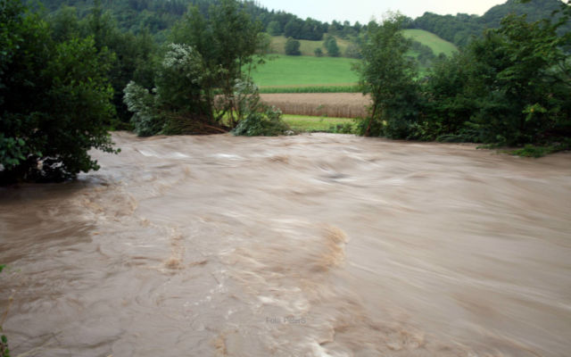 Hier kann man die Fließgeschwindigkeit und Kraft des Wassers erkennen! (Altenmarkt - Sulzbach August 2014) | Foto: PeterS Altenmarkt - Sulzbach Hochwasser 3.8.2014