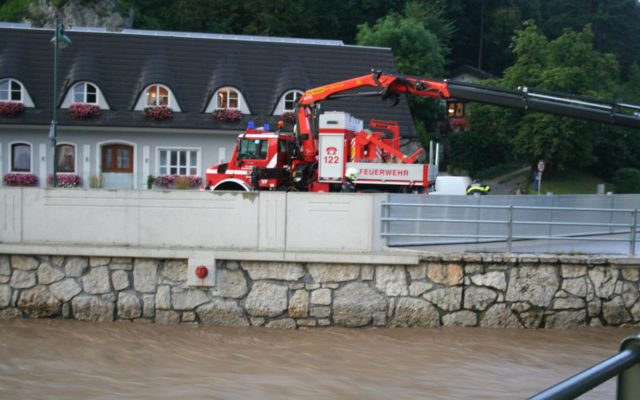 Weissenbach: Der mobile Hochwasserschutz ist aufgebaut | Foto: PeterS Hochwasser 3.8.2014