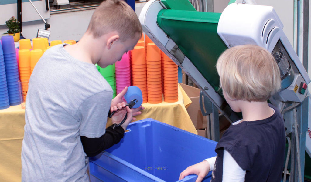 Der letzte Handgriff beim Becher | Foto: PeterS Mack GesmbH Altenmarkt