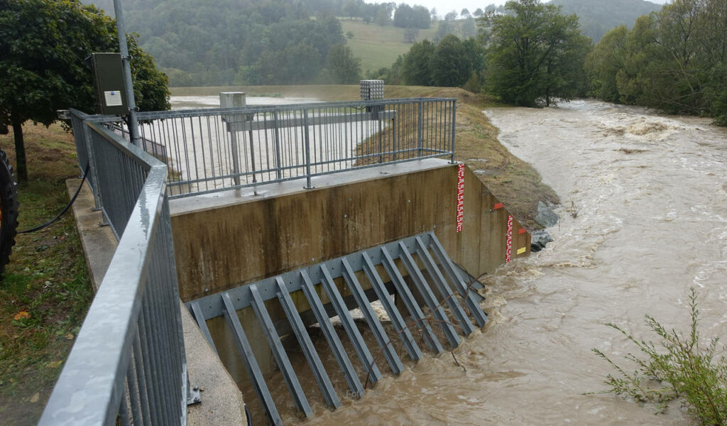 Hochwasser 09 2024: Rückhaltebecken Sulzbach, Einlaufbauwerk - der Schieber wird mittels Traktor(!) geöffnet 15.09.2024 | Foto: HH Hochwasser 09 2024: Rückhaltebecken Sulzbach